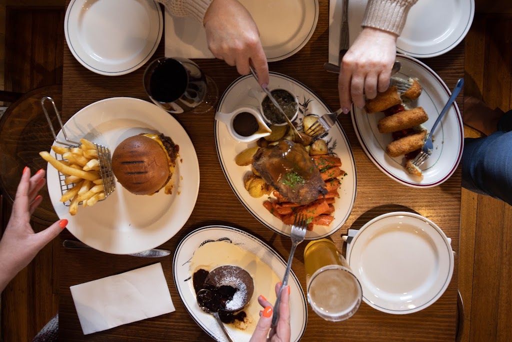 The Kyneton Hotel | 98-100 Mollison St, Kyneton VIC 3444, Australia | Phone: (03) 5422 1040
