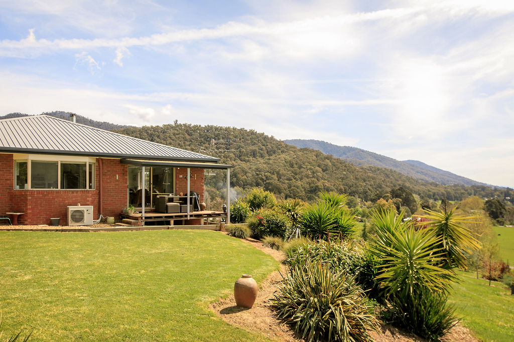 Mountain Creek Property | real estate agency | Shop 1/215 Kiewa Valley Highway, Tawonga South VIC 3698, Australia | 0357149730 OR +61 3 5714 9730