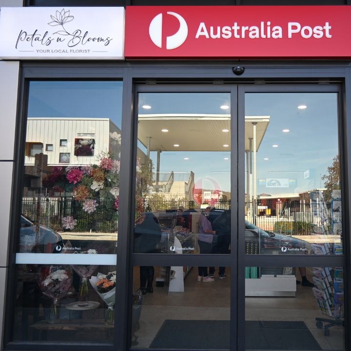 Petals n Blooms | Shop 12c/90-98 Glenmore Ridge Dr, Glenmore Park NSW 2745, Australia | Phone: 0405 765 432