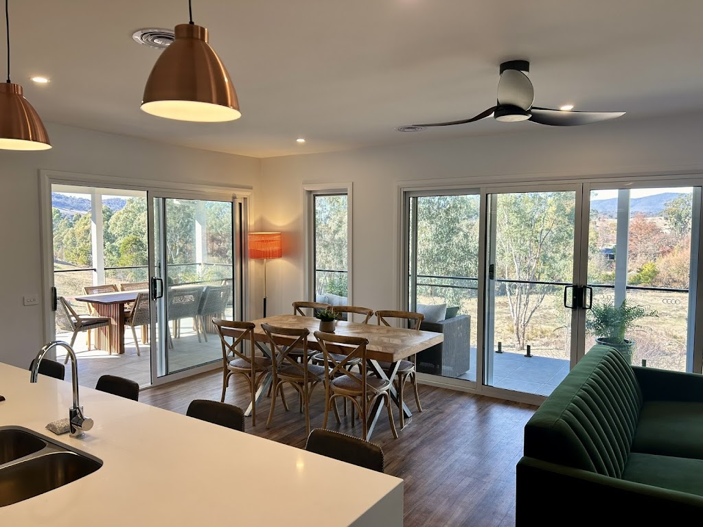 Stay Albury Wodonga - House on the Hill | 74 Clarendon Ave, Wodonga VIC 3690, Australia | Phone: 0480 856 060