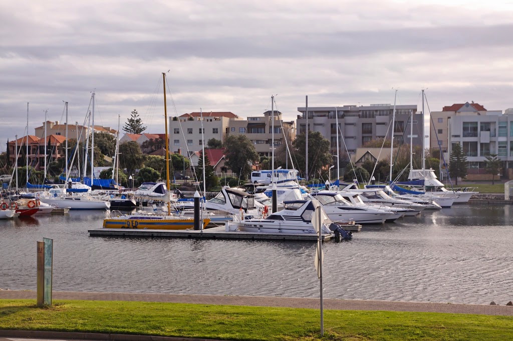 Bayswaterfront Holiday Apartments | 17 Adelphi Terrace, Glenelg SA 5045, Australia | Phone: (08) 8294 9666