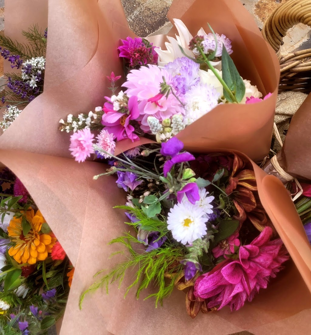 Beautiful blooms Guyra | 19 Lakeview Rd, Guyra NSW 2365, Australia | Phone: 0497 761 444