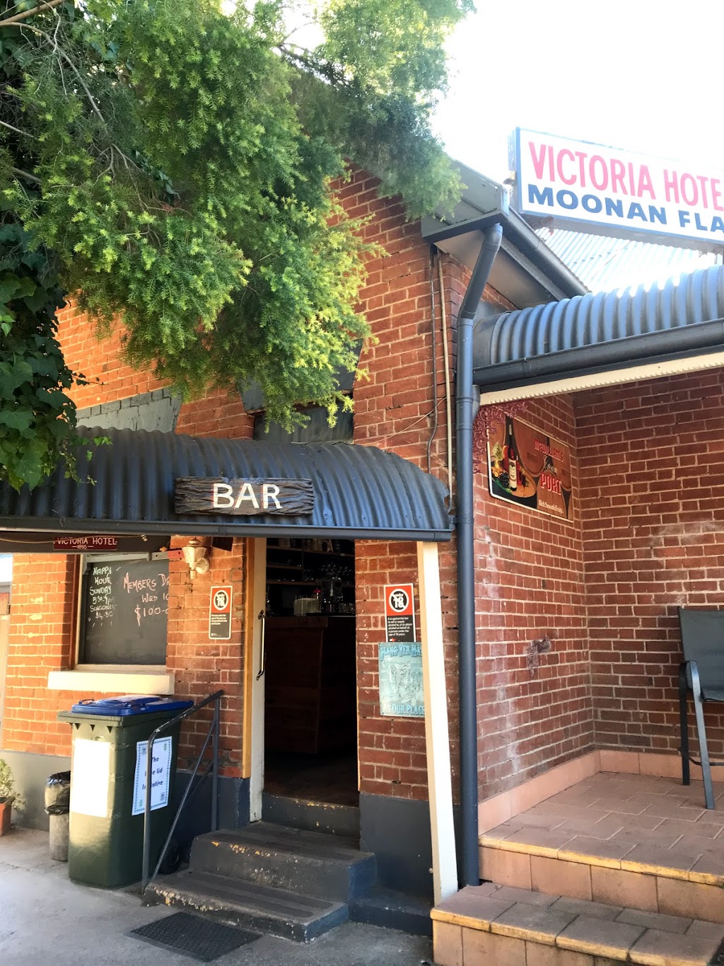 Victoria Hotel Moonan Flat Pub | lodging | 1 Mitchell St, Moonan Flat NSW 2337, Australia | 0265463165 OR +61 2 6546 3165
