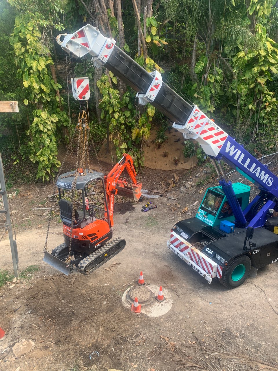 AFKA EARTHWORKS mini excavator hire | 47 Pillinger Rd, Rochedale QLD 4123, Australia | Phone: (07) 3349 0581