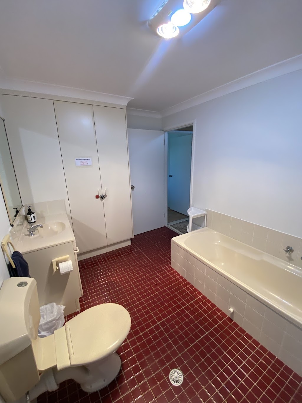 Sandy Beach Bungalow | Level 1/94 Diamond Head Dr, Sandy Beach NSW 2456, Australia | Phone: 0414 469 374