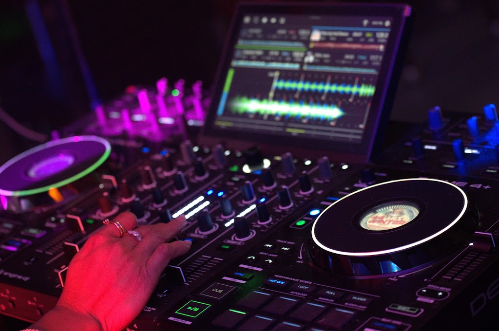 A&J Photographic & DJ Services | 27 Banksia St, Russell Island QLD 4184, Australia | Phone: 0426 231 913