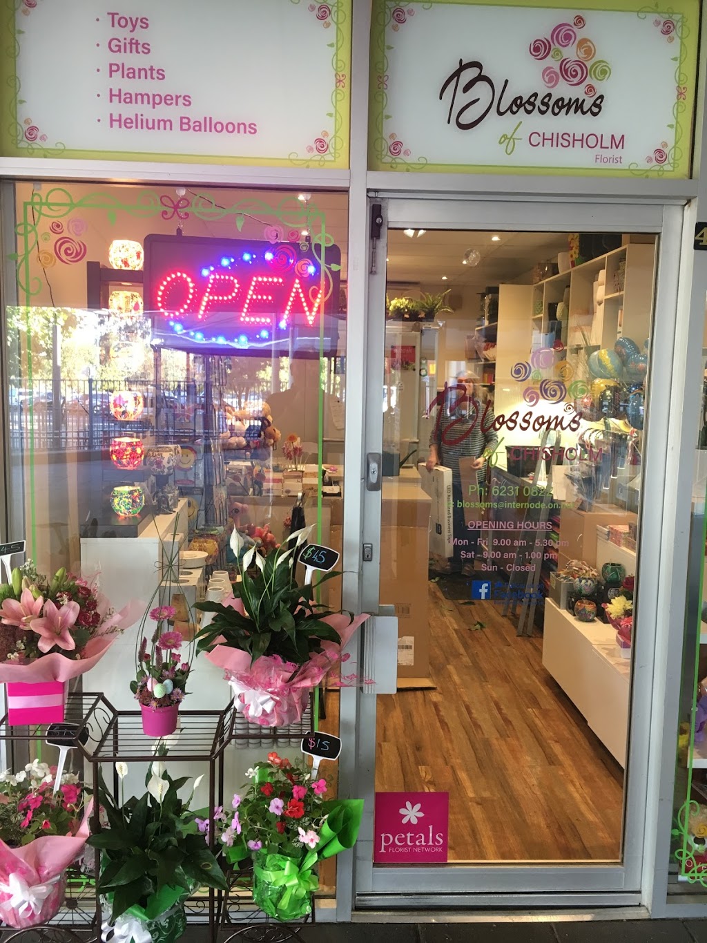 Blossoms Of Chisholm | Chisholm Village, Shop 4 Halley St, Chisholm ACT 2905, Australia | Phone: (02) 6292 9559