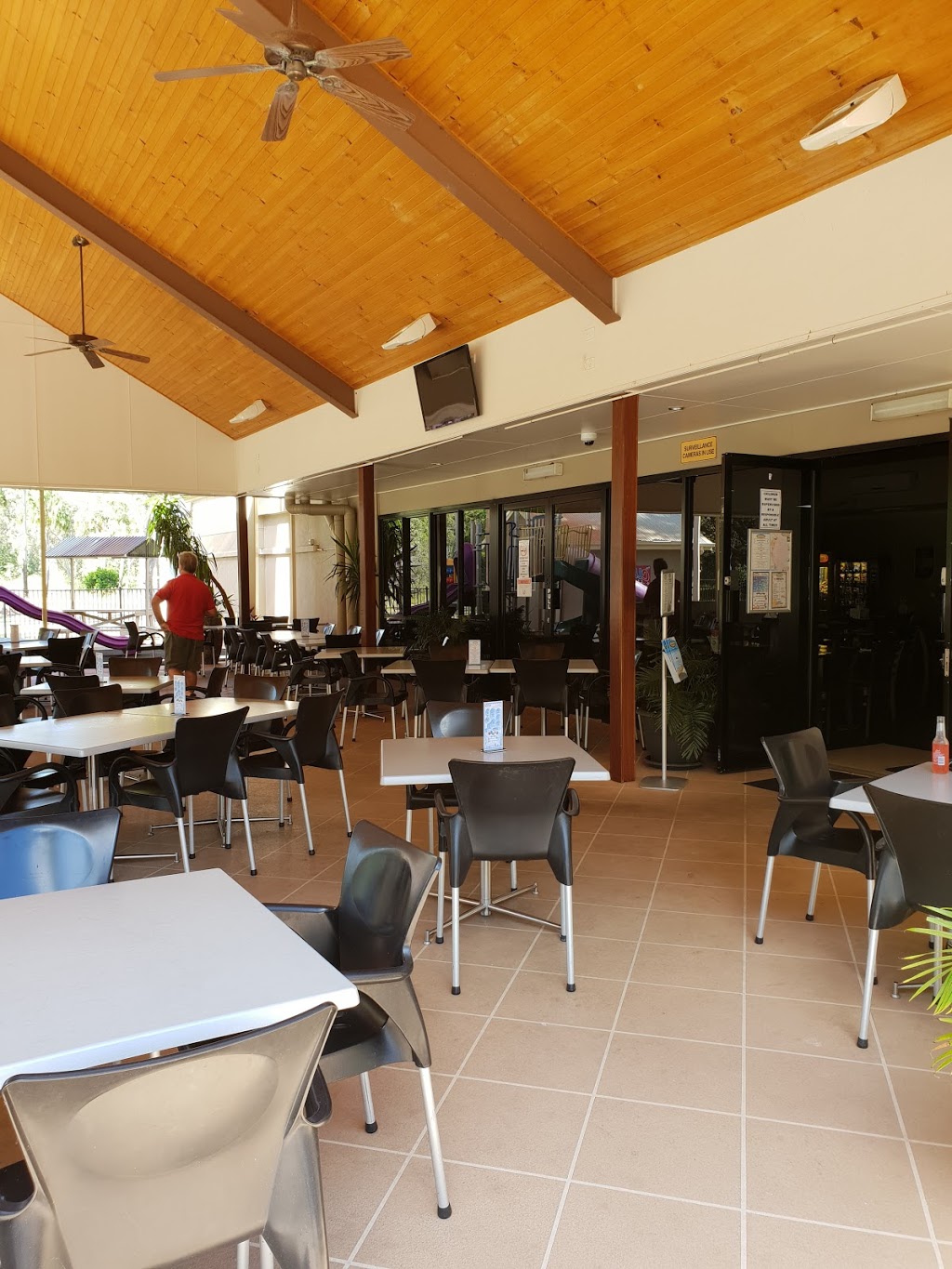 Moore Park Beach Tavern | bar | 16 Murdochs Rd, Bundaberg QLD 4670, Australia | 0741548519 OR +61 7 4154 8519
