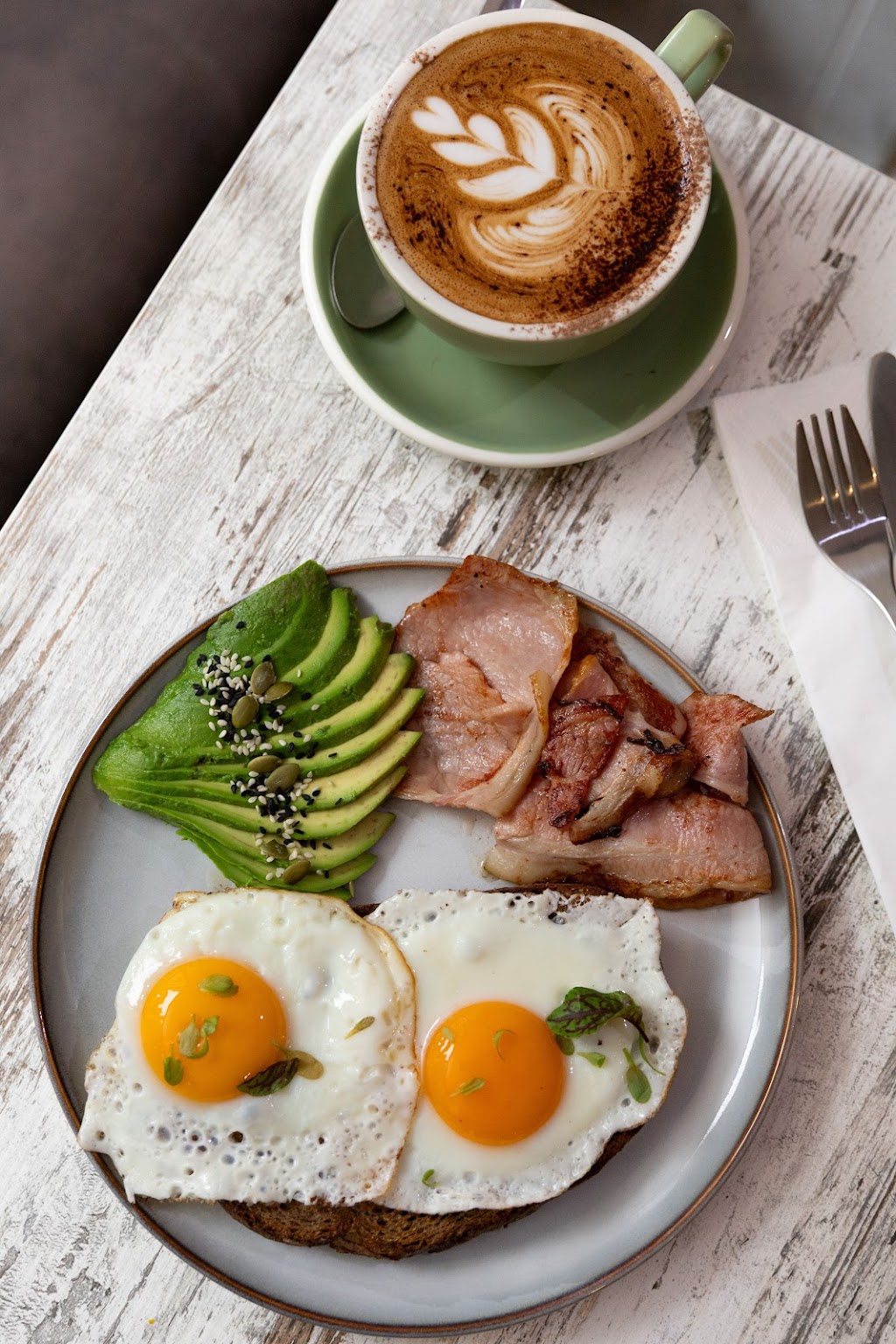 Trails Cafe at Mount Kembla Village Hotel | 274 Cordeaux Rd, Mount Kembla NSW 2526, Australia | Phone: (02) 4271 1119