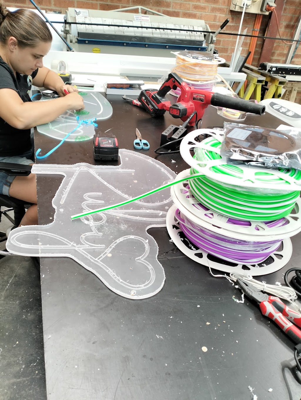 Buzz neons | 26 Luland St, Botany NSW 2019, Australia | Phone: 0432 490 905