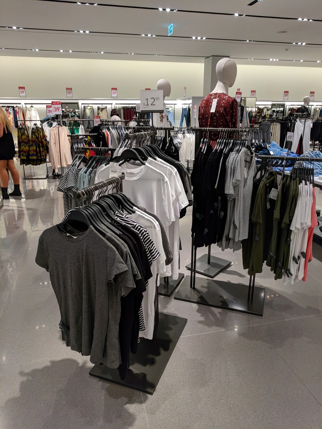 Zara | clothing store | CHADSTONE SHOPPING CENTRE, DANDENONG ROAD, 1341 Malvern East, MELBOURNE VIC 3145, Australia | 0385670800 OR +61 3 8567 0800