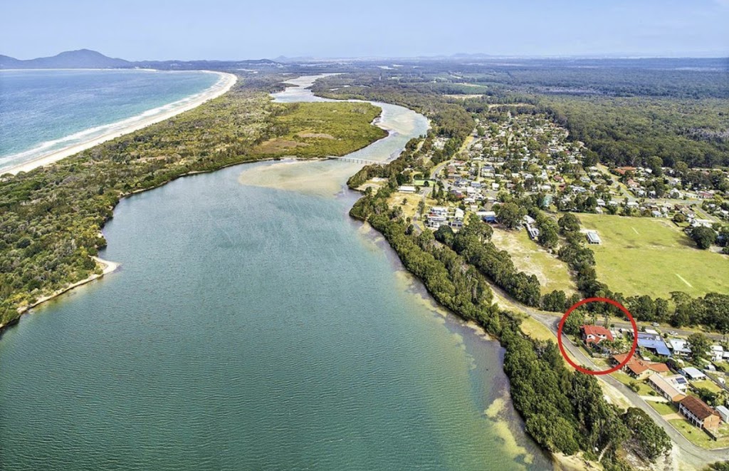 The Lakes View Retreat - Stuarts Point | 2 Walter Conn Rd, Stuarts Point NSW 2441, Australia | Phone: 0428 663 014