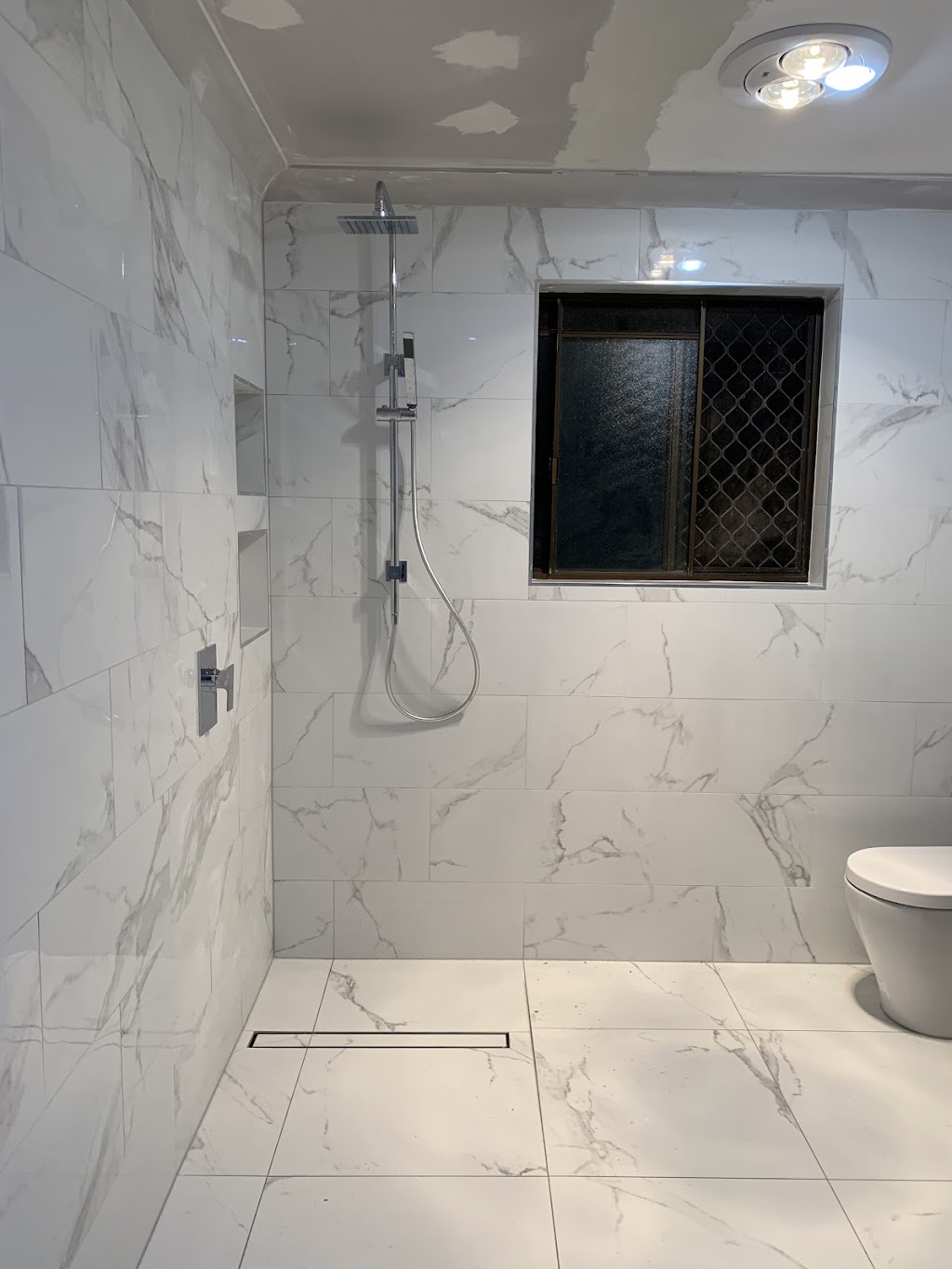 Smooth Service Tiling | 3 Montville Pl, Forest Lake QLD 4078, Australia | Phone: 0434 447 232