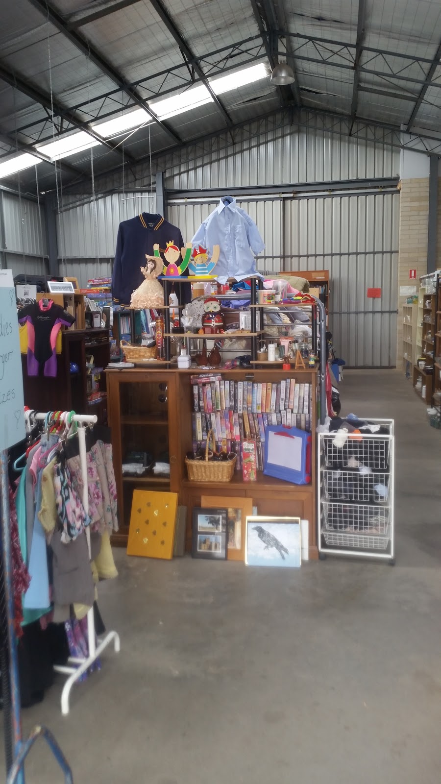 Daylesford Community Op Shop | store | 6 Mink St, Daylesford VIC 3460, Australia | 0353484087 OR +61 3 5348 4087