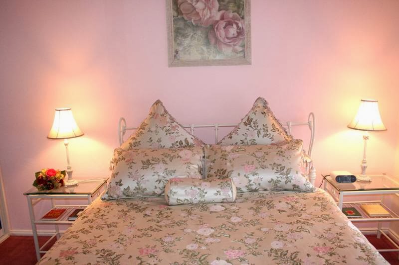 Bed of Roses B&B | 71 Coronation Ave, Swan Hill VIC 3585, Australia | Phone: (03) 5033 1973