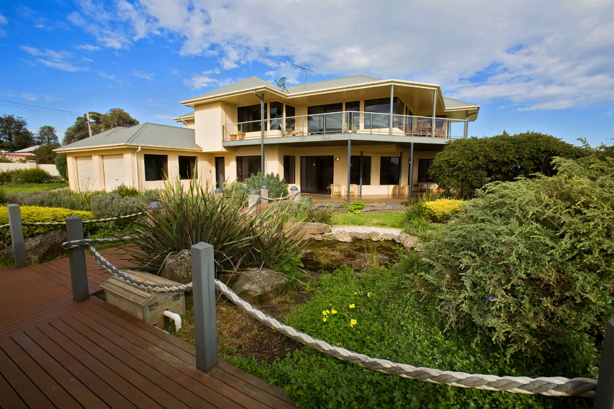 Hilltop Apartments Phillip Island | 124-128 Red Rocks Rd, Cowes VIC 3922, Australia | Phone: 0422 400 499