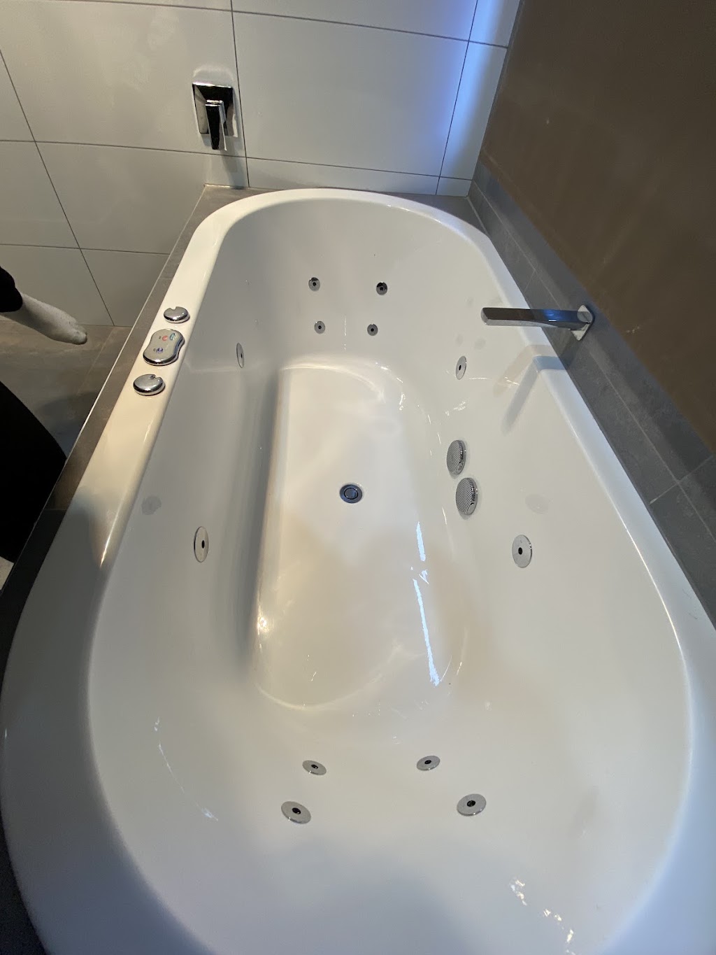 4 bedroom luxury home with spa sleeps 10 | 344 Edgar St, Portland VIC 3305, Australia | Phone: 0403 113 878