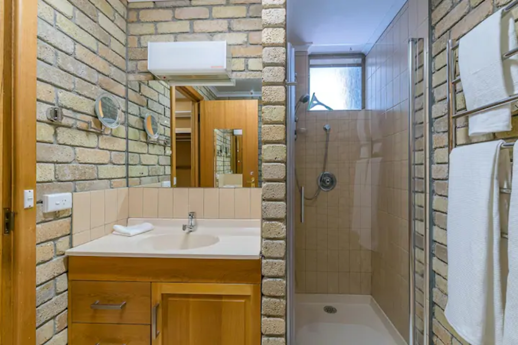 Airbnb at Million Dollar Views | 4 Ada Cres, Sandy Bay TAS 7005, Australia | Phone: 0405 777 178