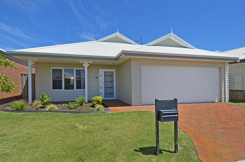 St Ives Albany | real estate agency | 21 Brooks Garden Blvd, Lange WA 6330, Australia | 1300202001 OR +61 1300 202 001