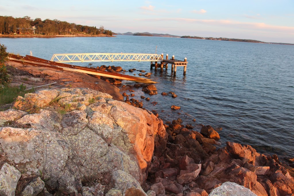 The Waterfront Cottage | 8 The Esplanade, North Arm Cove NSW 2324, Australia | Phone: 0413 996 811