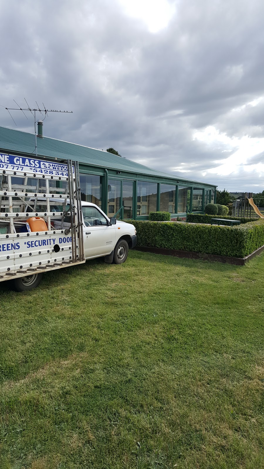 Gisborne Glass | 5 Newry Dr, New Gisborne VIC 3438, Australia | Phone: (03) 5428 3444