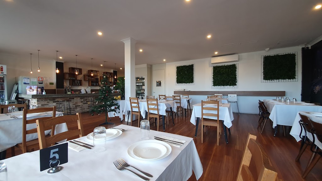 Mangotree Restaurant and Cafe | restaurant | 22 Weringa Ave, Lake Heights NSW 2502, Australia | 0242761834 OR +61 2 4276 1834