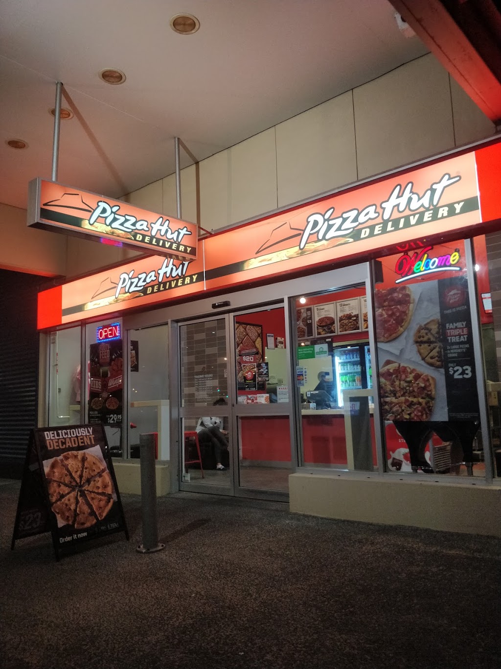 Pizza Hut Burleigh Waters | meal delivery | Shop 6, 1 Santa, Maria Pl, Burleigh Waters QLD 4220, Australia | 131166 OR +61 131166