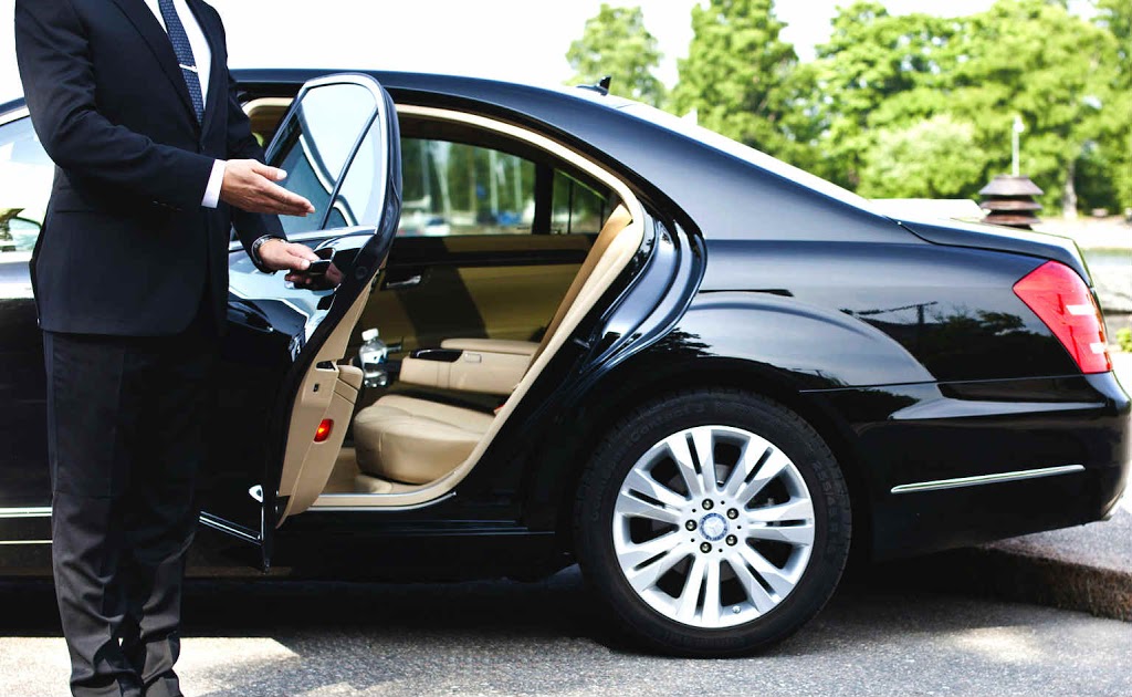 Chauffeur In Melbourne - Luxury Airport Transfers / Private Cars | 23 Elphinstone Way, Caroline Springs VIC 3023, Australia | Phone: 0421 799 199