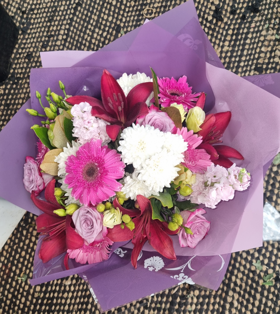 Myees Flowers & Giftbox Boutique Macleay Island | 37 Baracoota St, Macleay Island QLD 4184, Australia | Phone: 0458 922 993