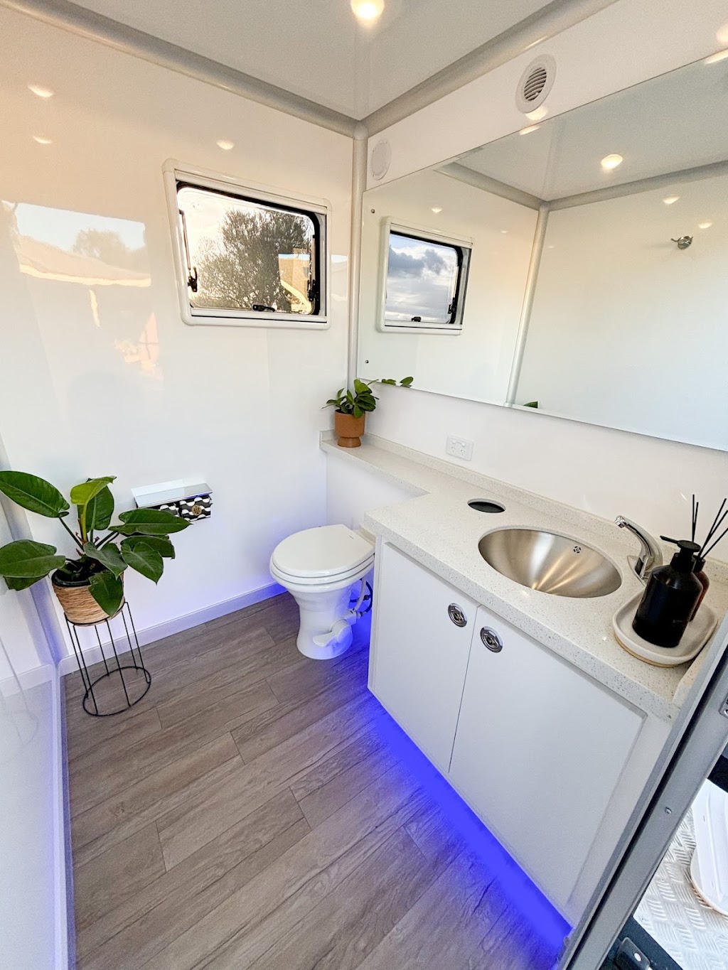 DLuxe Restroom Trailers | 26 Siesta Dr, Murray Bridge East SA 5253, Australia | Phone: 0422 040 340
