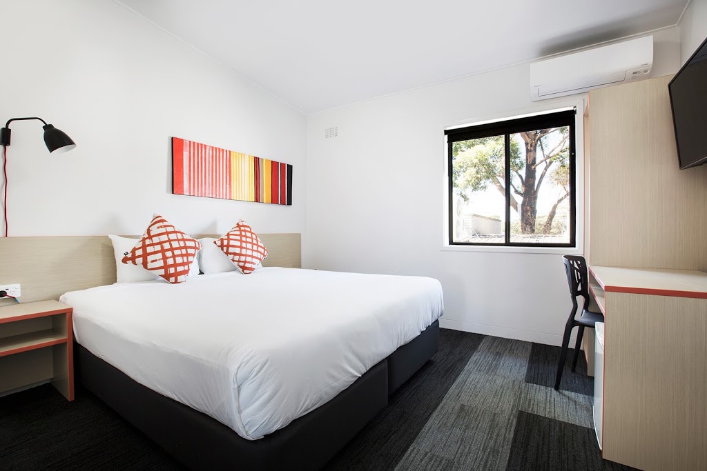 Villawood Hotel | lodging | 924 Woodville Rd, Villawood NSW 2163, Australia | 0297244231 OR +61 2 9724 4231