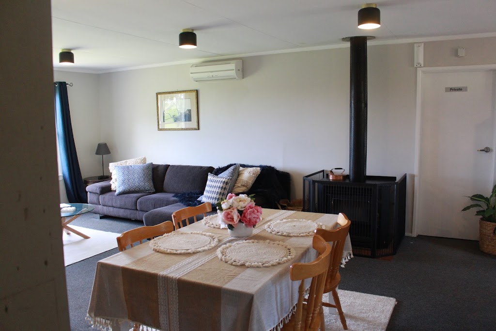 The Red Door Country Cottage | 45 Clyde Hill Rd, Bannockburn VIC 3331, Australia | Phone: 0406 091 970