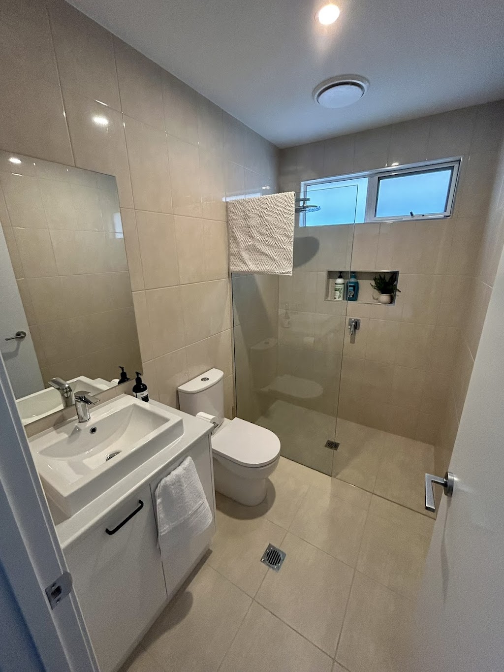 Stay Albury Wodonga - House on the Hill | 74 Clarendon Ave, Wodonga VIC 3690, Australia | Phone: 0480 856 060