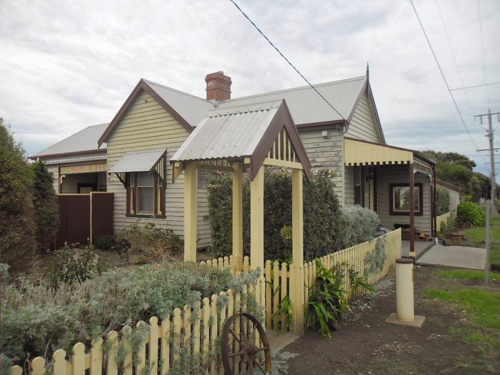Shipahoys Antique Centre & Cottage accommodation | 9 Mahoneys Rd, Killarney VIC 3283, Australia | Phone: (03) 5568 7268