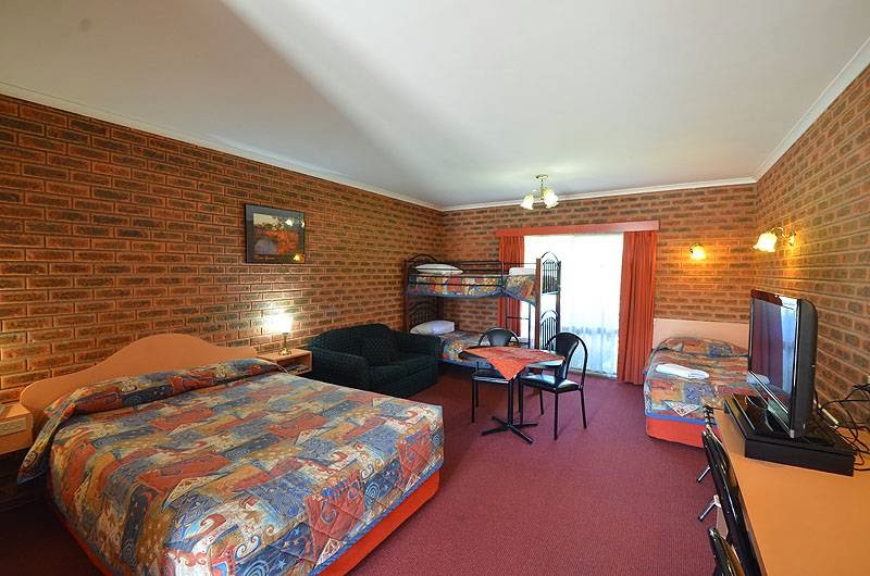 Glider City Motel | lodging | 2 Witt St, Benalla VIC 3672, Australia | 0357623399 OR +61 3 5762 3399