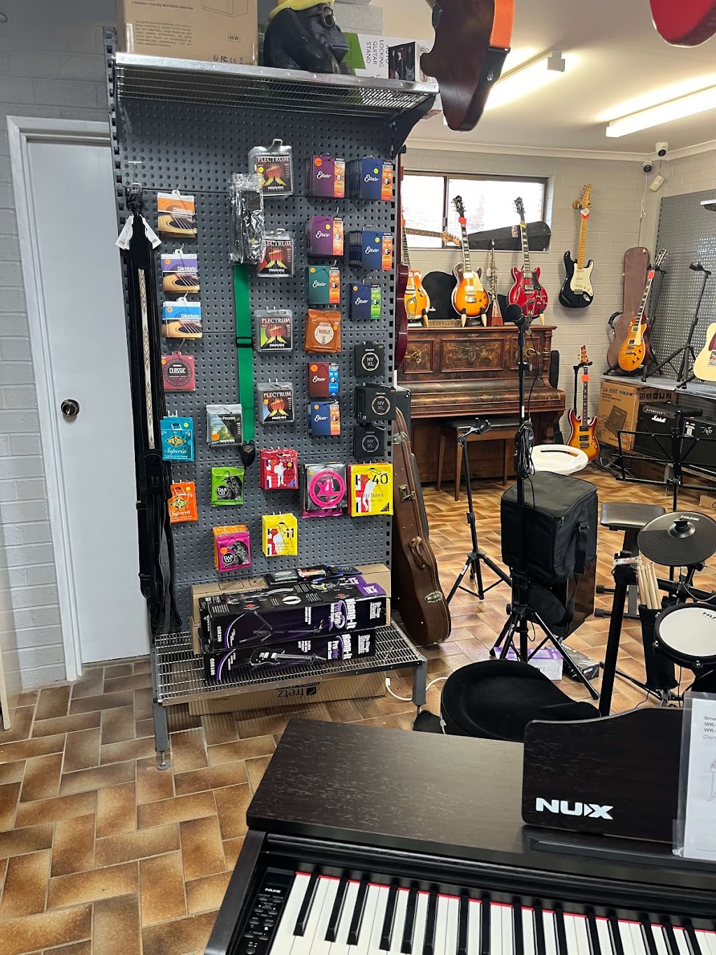 GIG Guitars Music Store | 117 Ferguson St, Glen Innes NSW 2370, Australia | Phone: 0488 200 801