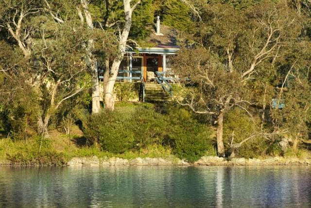 Blue Mountains Lakeside Bed & Breakfast | 30 Bellevue Rd, Wentworth Falls NSW 2782, Australia | Phone: (02) 4757 3777