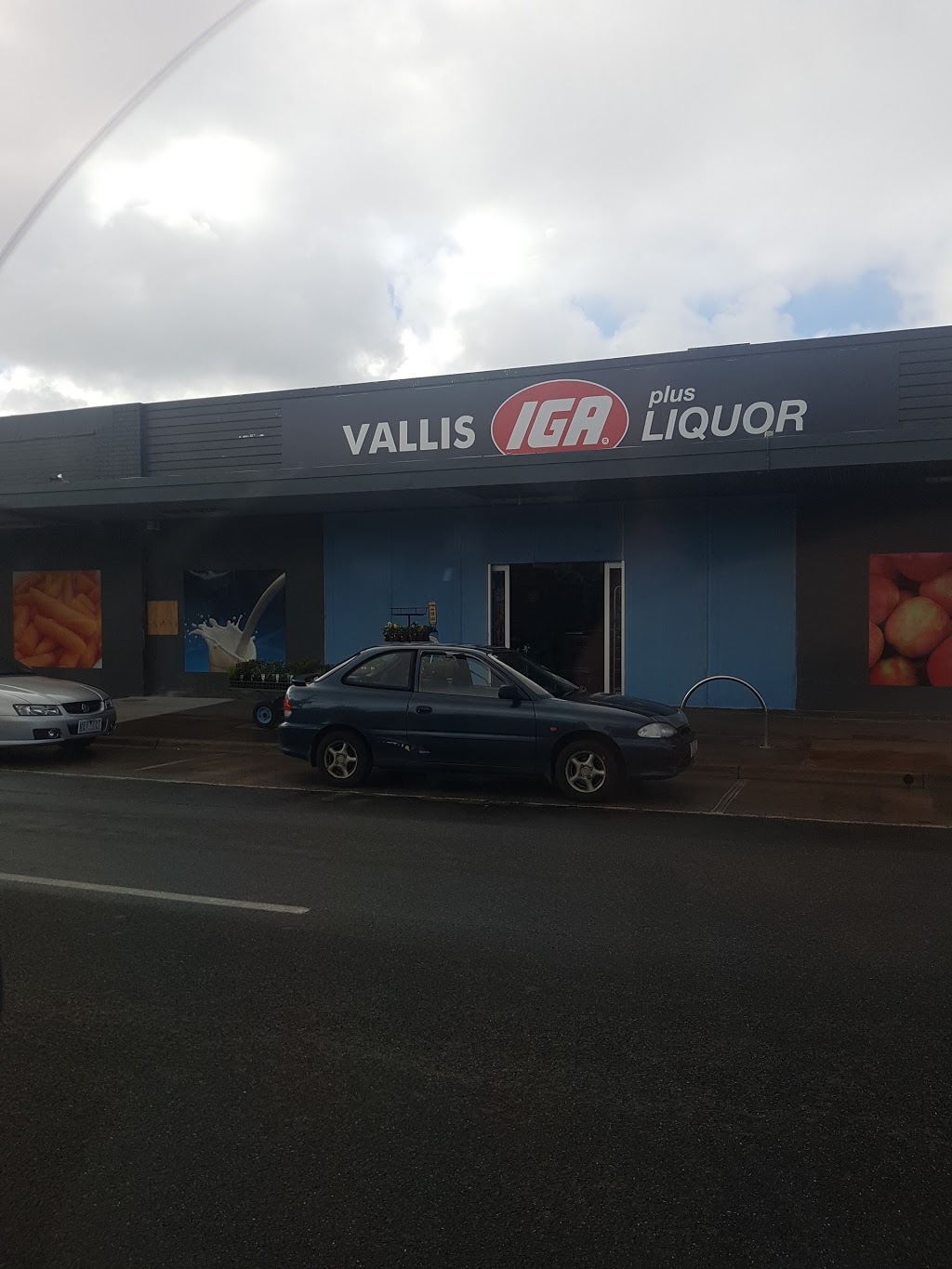 Vallis IGA | supermarket | 111 Vines Rd, Hamlyn Heights VIC 3215, Australia | 0352784247 OR +61 3 5278 4247