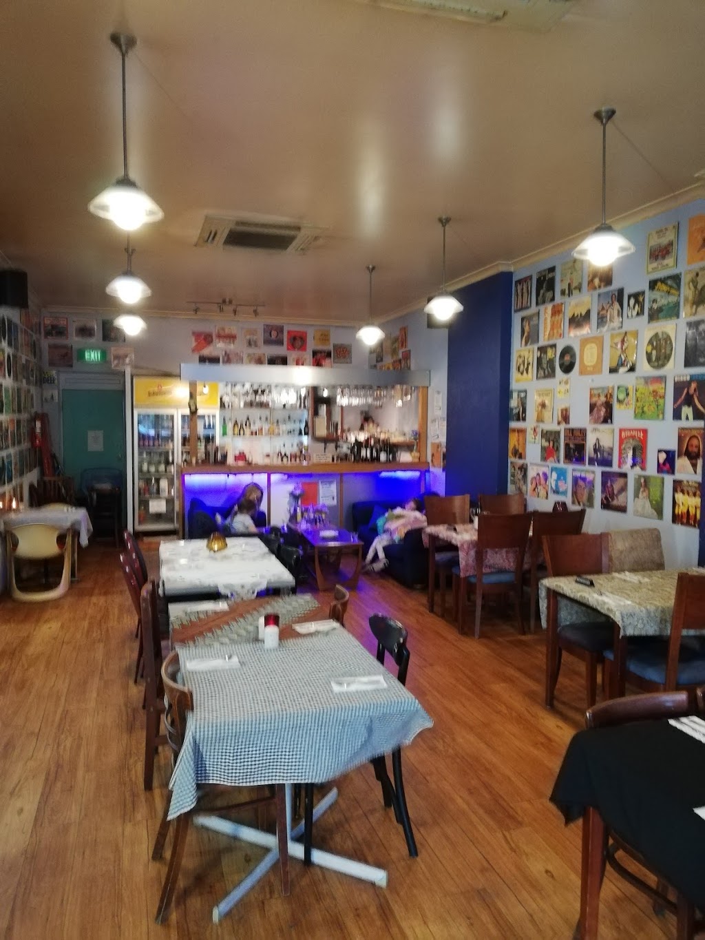 Serafinos Blue Lounge Pizzeria | meal takeaway | 7-9 Bair St, Leongatha VIC 3953, Australia | 0356623390 OR +61 3 5662 3390