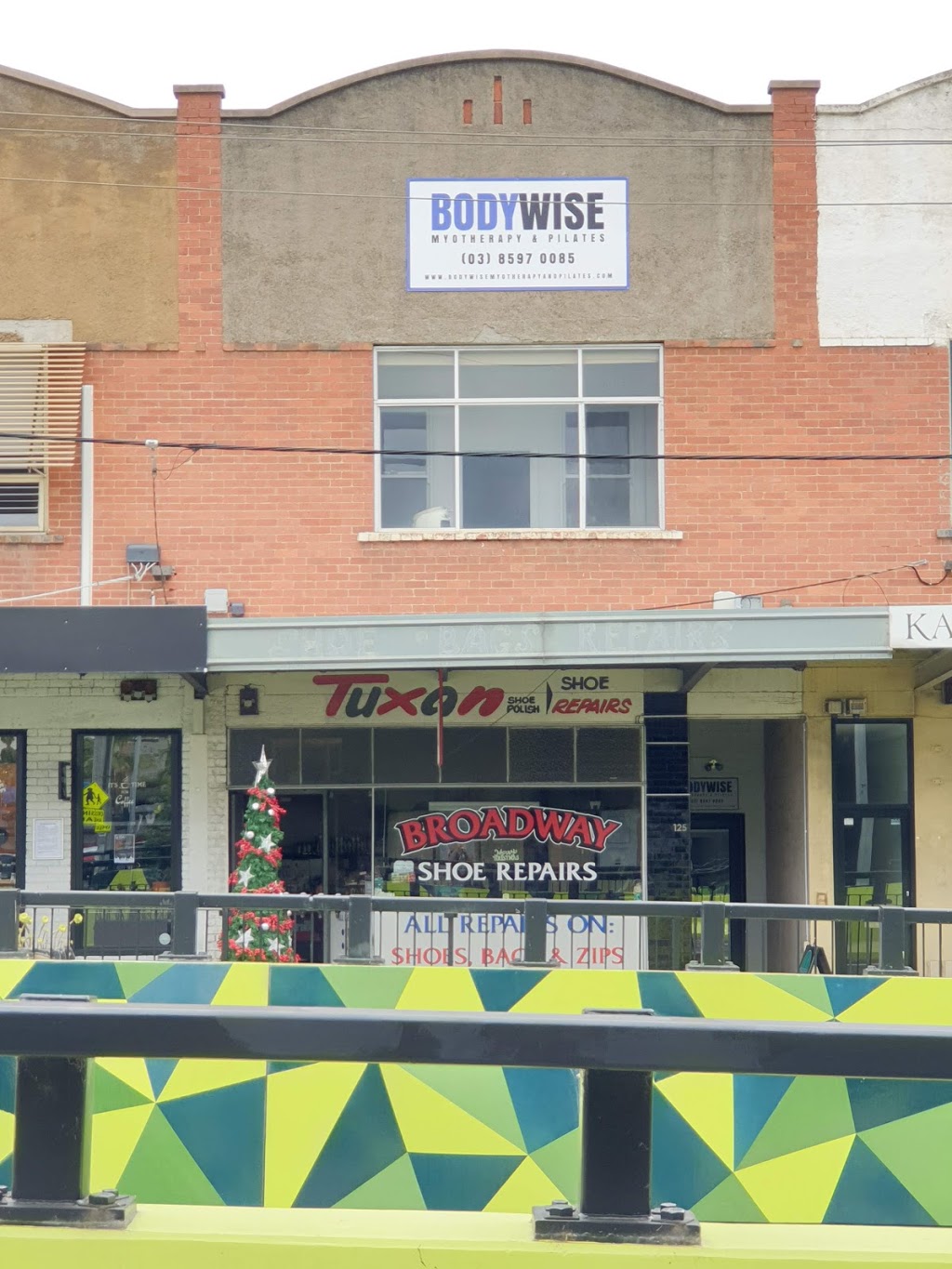 Broadway Shoe Repairs | 125 Buckley St, Essendon VIC 3040, Australia | Phone: (03) 9337 5990