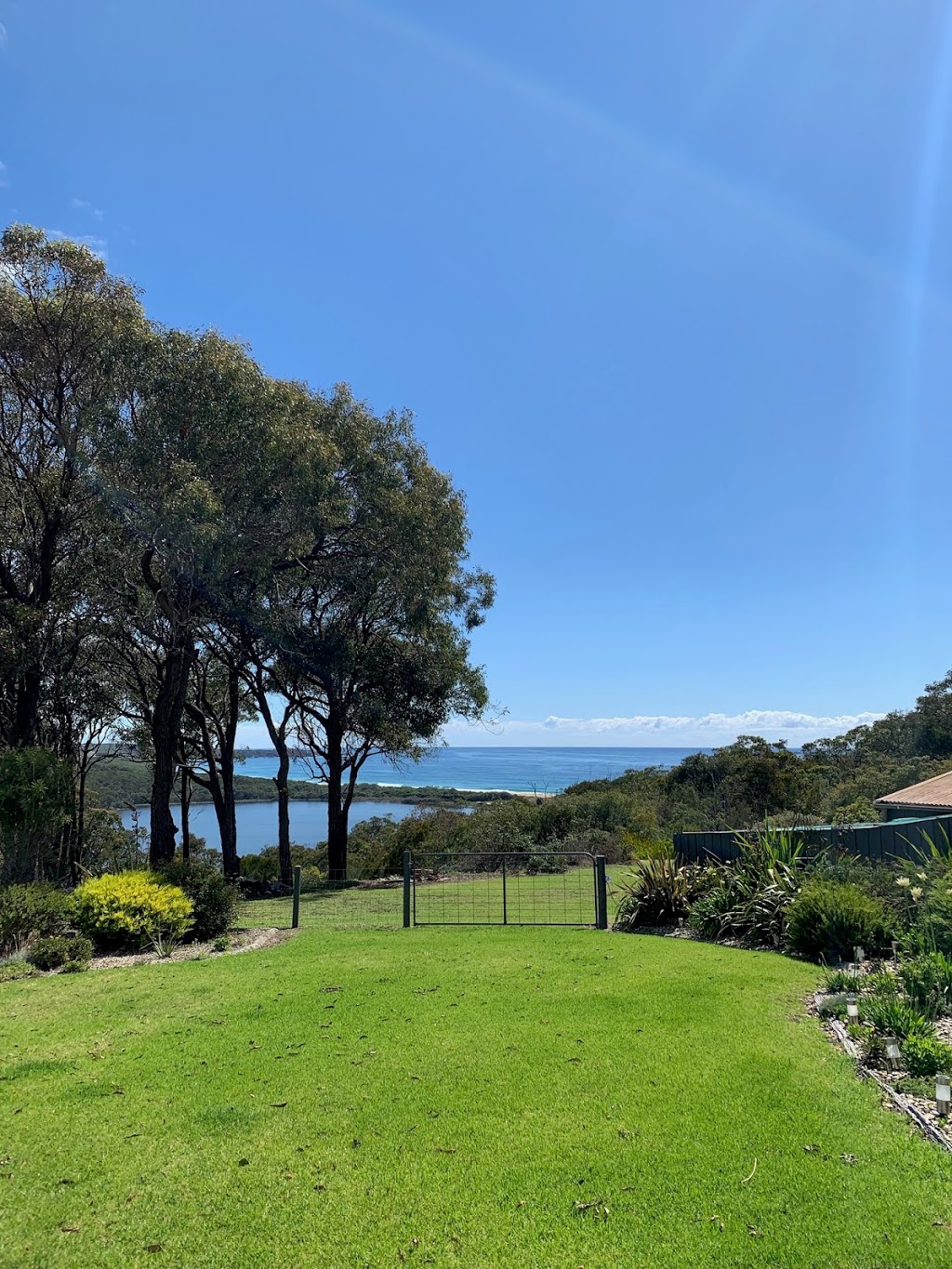 Muaklek Retreat | 41 Lakeview Ave, Merimbula NSW 2548, Australia | Phone: 0407 952 872