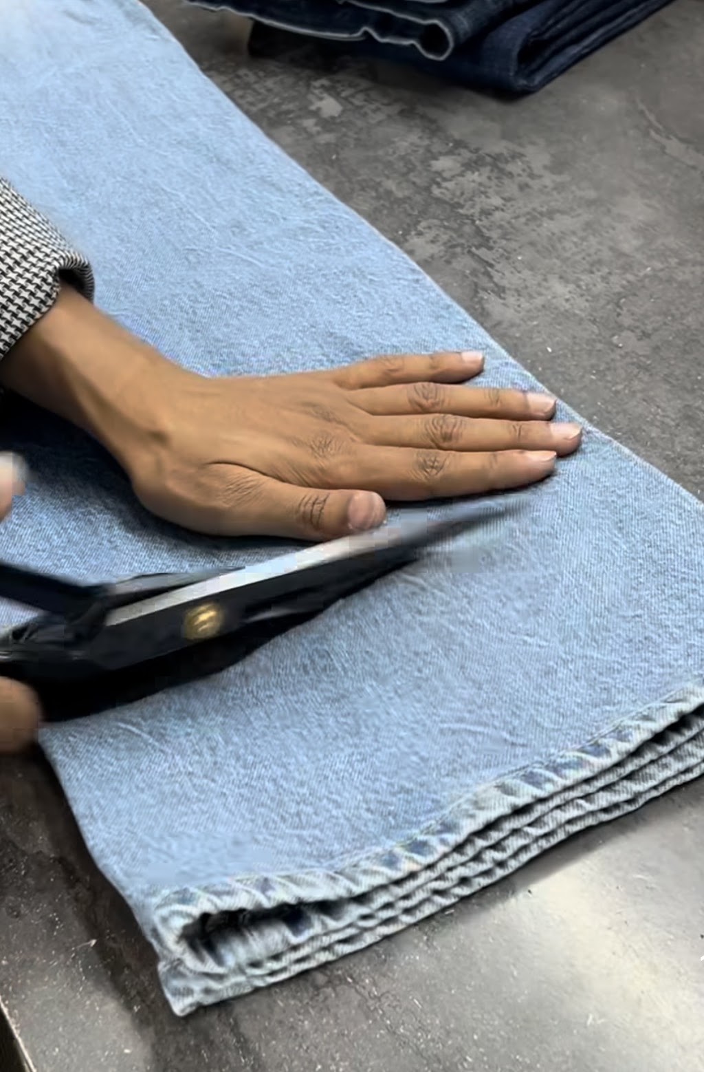 Poonam alterations& press-ironing service | 6 Conway Ct, Highton VIC 3216, Australia | Phone: 0402 688 108