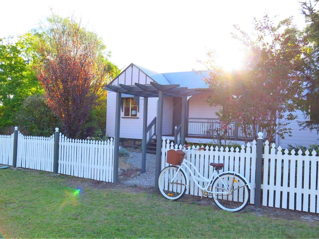 Briar Rose Cottages | 66 Wallangarra Rd, Stanthorpe QLD 4380, Australia | Phone: 0427 327 344