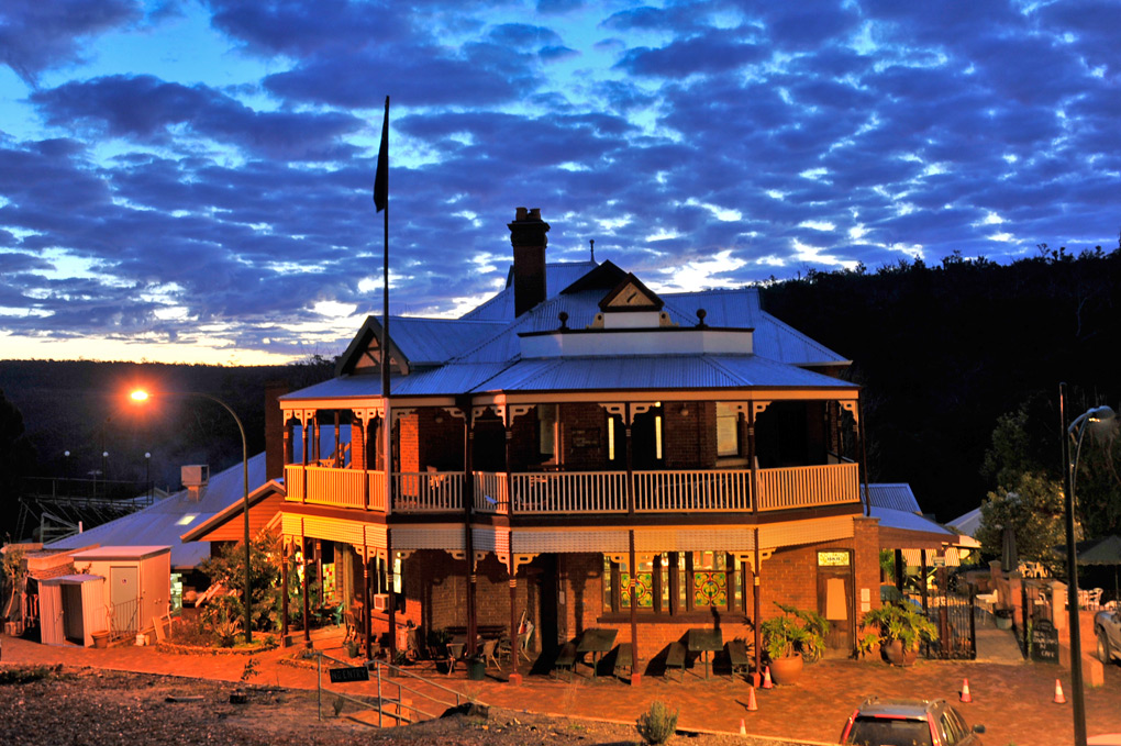 Mundaring Weir Hotel | Mundaring Weir Rd & Hall Rd, Mundaring WA 6073, Australia | Phone: (08) 9295 1106