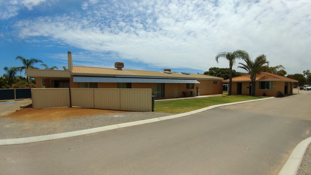 Rhodeside Lodge | 119 Horwood Rd, Woorree WA 6530, Australia | Phone: (08) 9964 1352