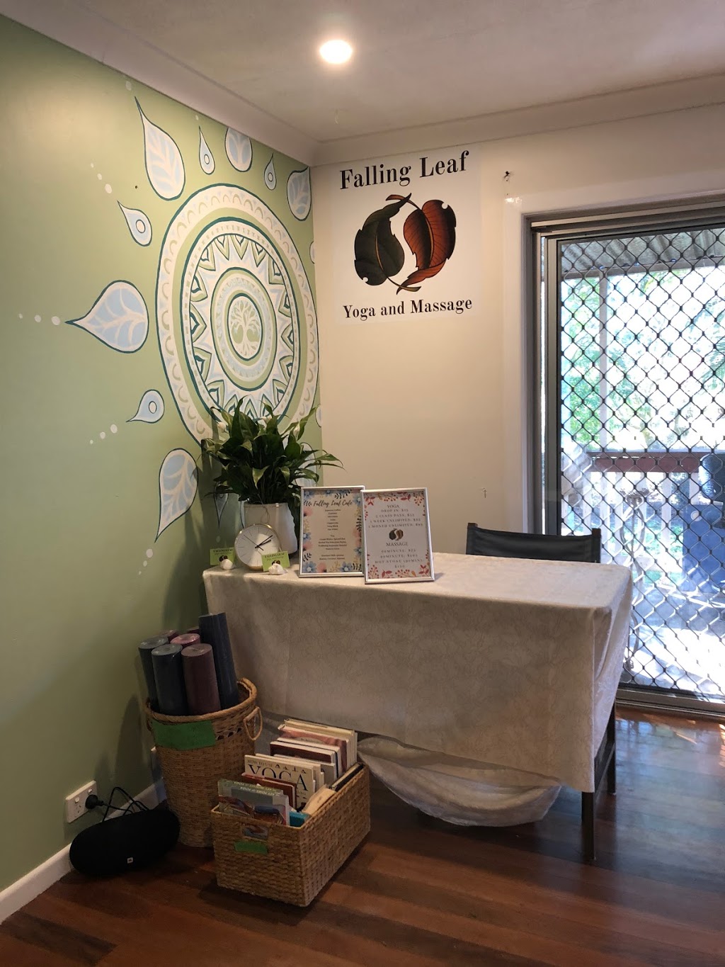 Falling Leaf Yoga and Massage | 2 Daveson Rd, Birkdale QLD 4159, Australia | Phone: 0411 498 051