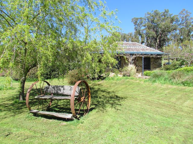 Hollow Log Estate | lodging | 151 Foxs Ln, Musk Vale VIC 3461, Australia | 0419319126 OR +61 419 319 126