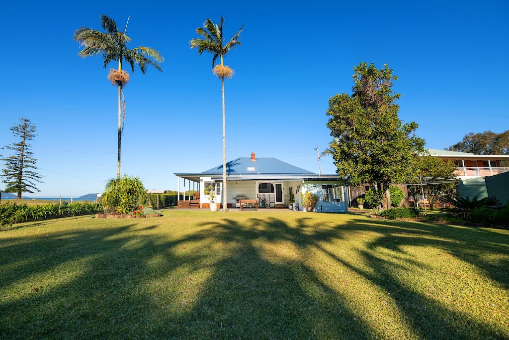 Black Possum Cottage | 17 Curlew Ave, Pindimar NSW 2324, Australia | Phone: (02) 4997 1300