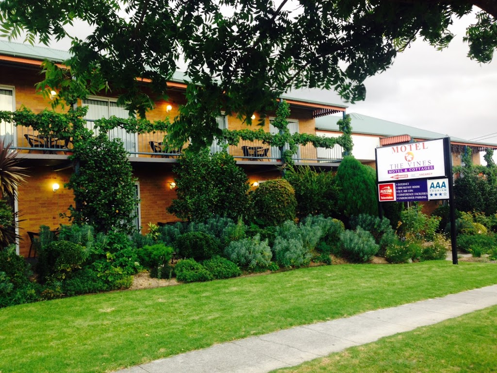 The Vines Motel & Cottages | lodging | 2 Wallangarra Rd, Stanthorpe QLD 4380, Australia | 0746813844 OR +61 7 4681 3844