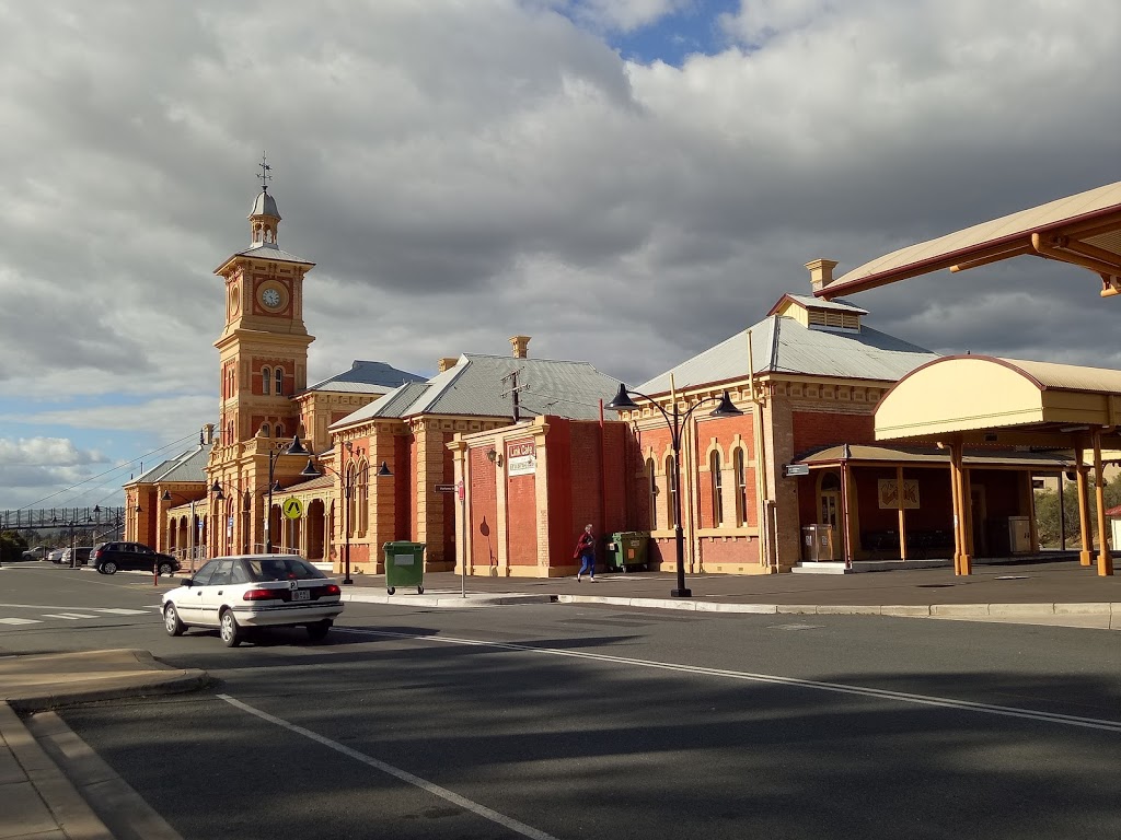 Albury Visitor Information Centre | travel agency | Railway Place, Cnr Smollett and, Young St, Albury NSW 2640, Australia | 1300252879 OR +61 1300 252 879